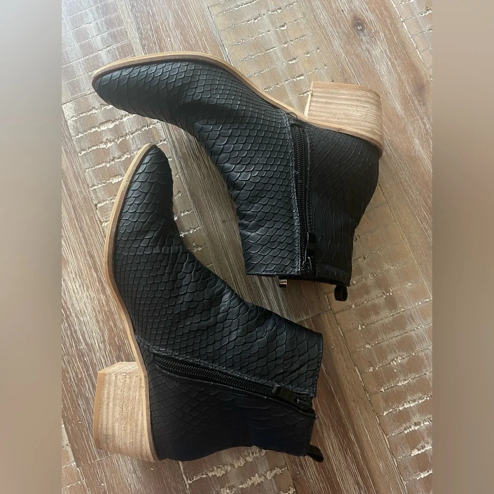 CCOCCI Black Faux Leather Python Snake Embossed Block Heel Ankle Zipper Bootie 7 - Picture 6 of 7